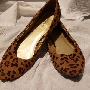 Leopard print pointed toe flats